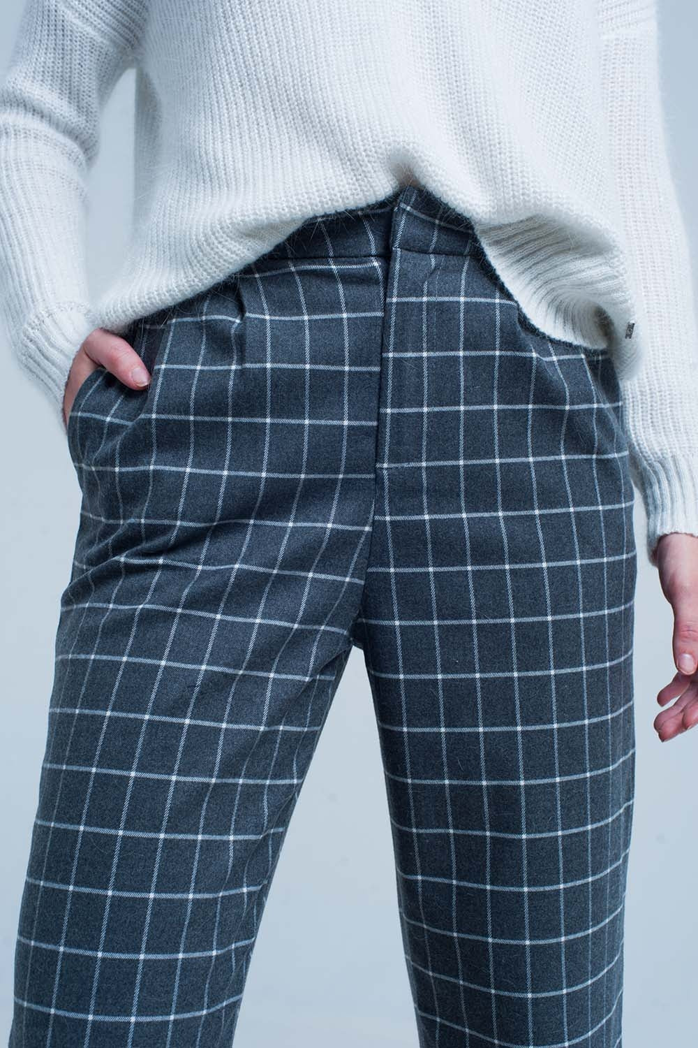 Pantalon gris en estampado de cuadros en blanco Q2