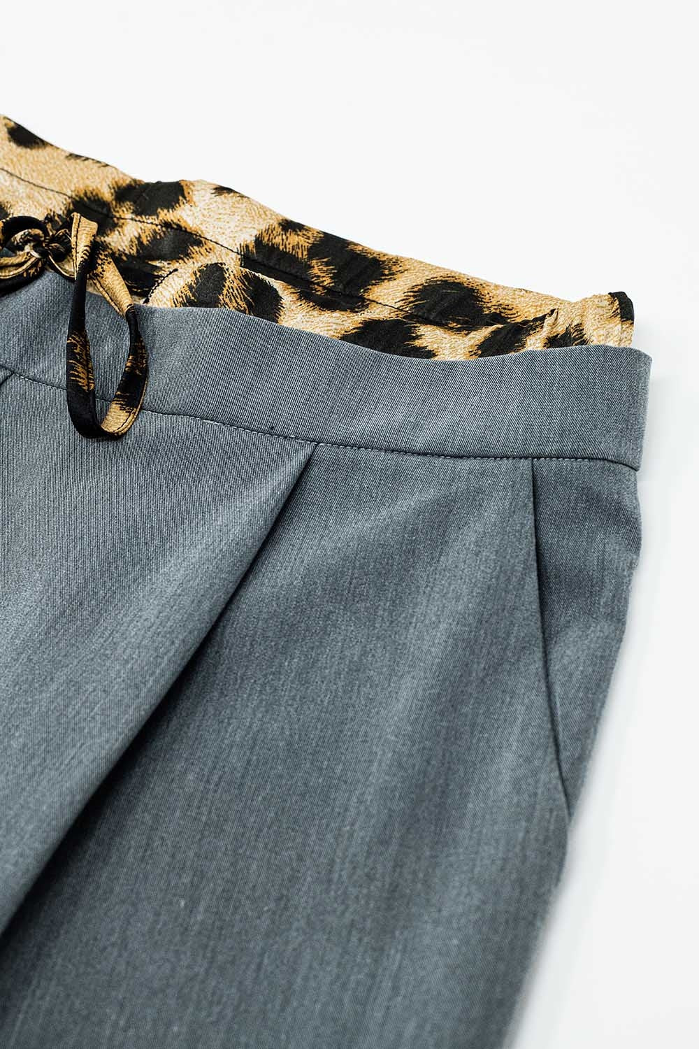 Pantalón gris plisado con detalle de leopardo en la cintura Q2