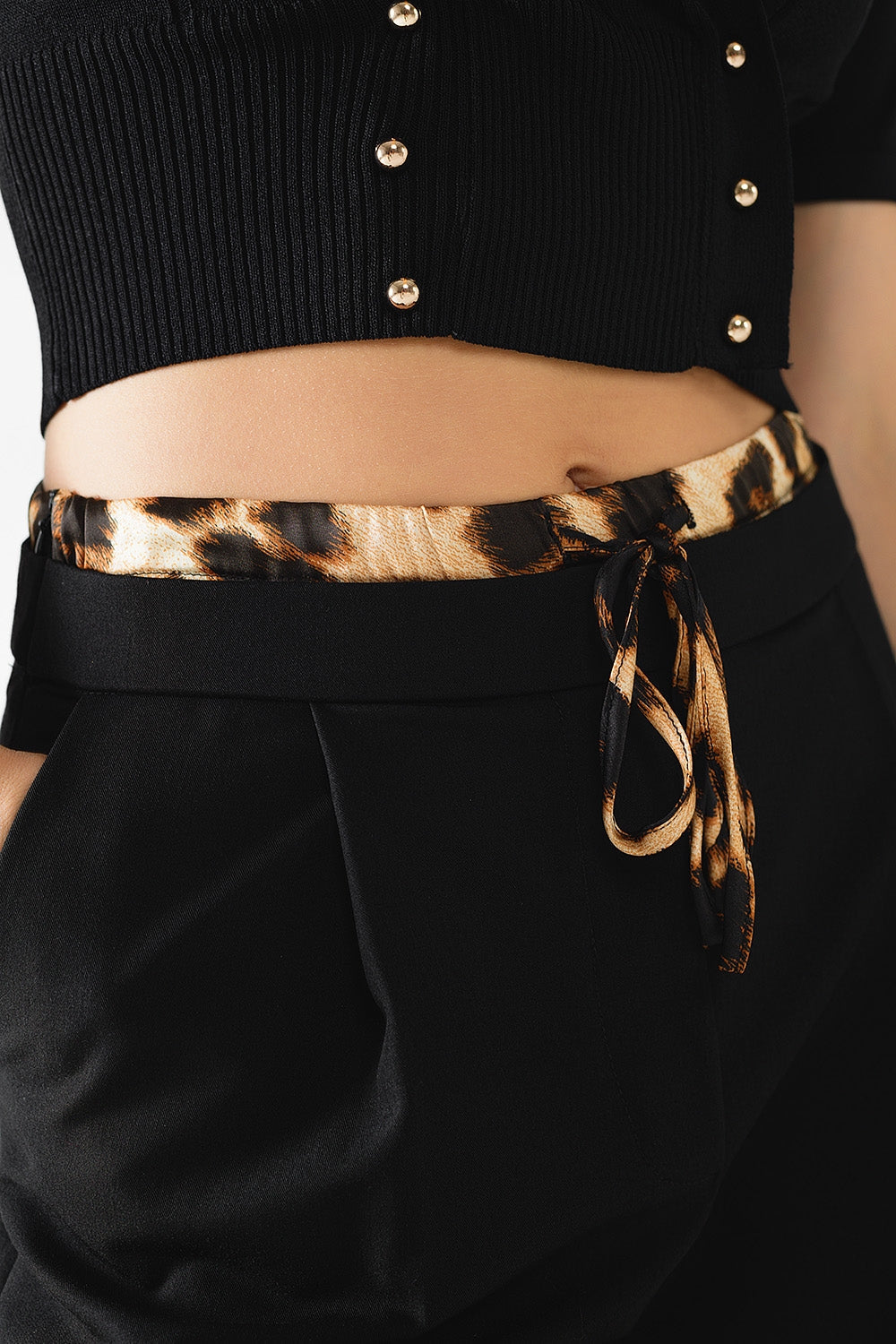 Pantalón largo negro plisado con detalle de leopardo en la cintura Q2