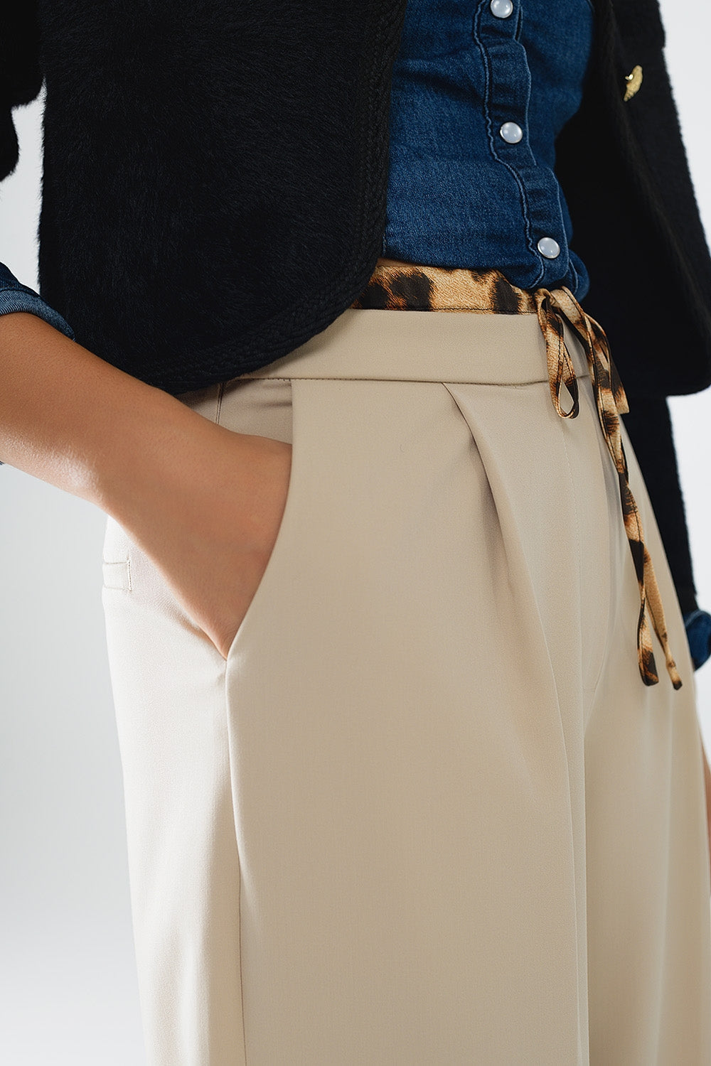 Pantalón largo plisado beige con detalle de leopardo en la cintura Q2