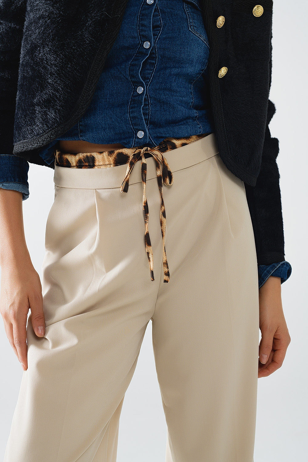 Pantalón largo plisado beige con detalle de leopardo en la cintura Q2