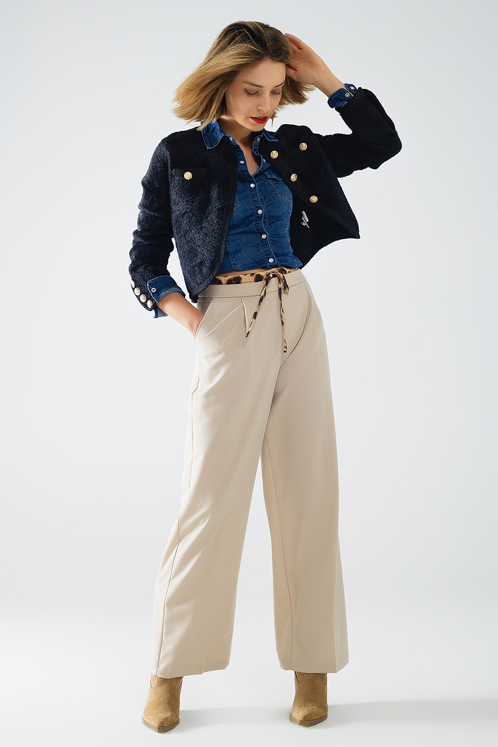 Pantalón largo plisado beige con detalle de leopardo en la cintura Q2