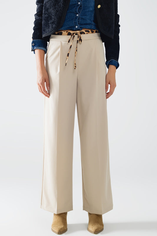 Q2 Pantalón largo plisado beige con detalle de leopardo en la cintura