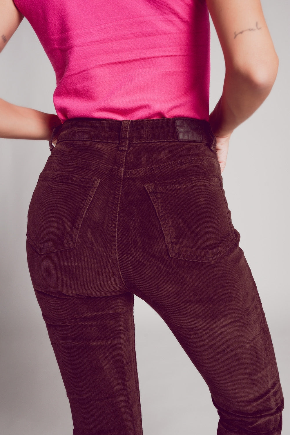Pantalon marron chocolate corte pitillo de pana Q2