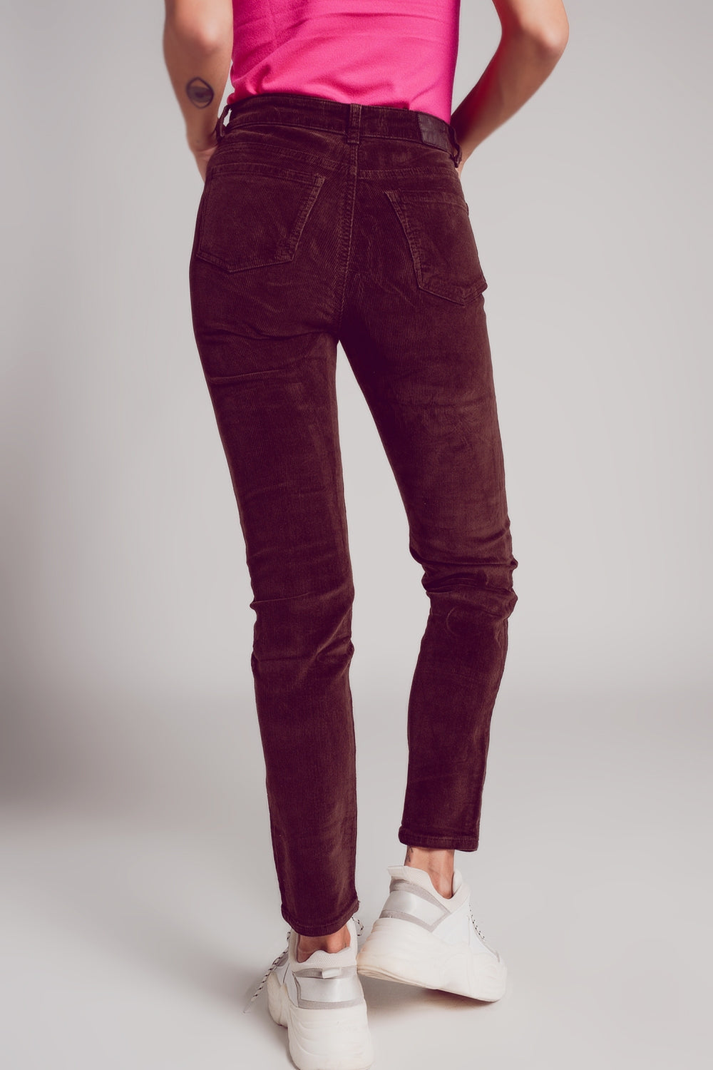 Pantalon marron chocolate corte pitillo de pana Q2