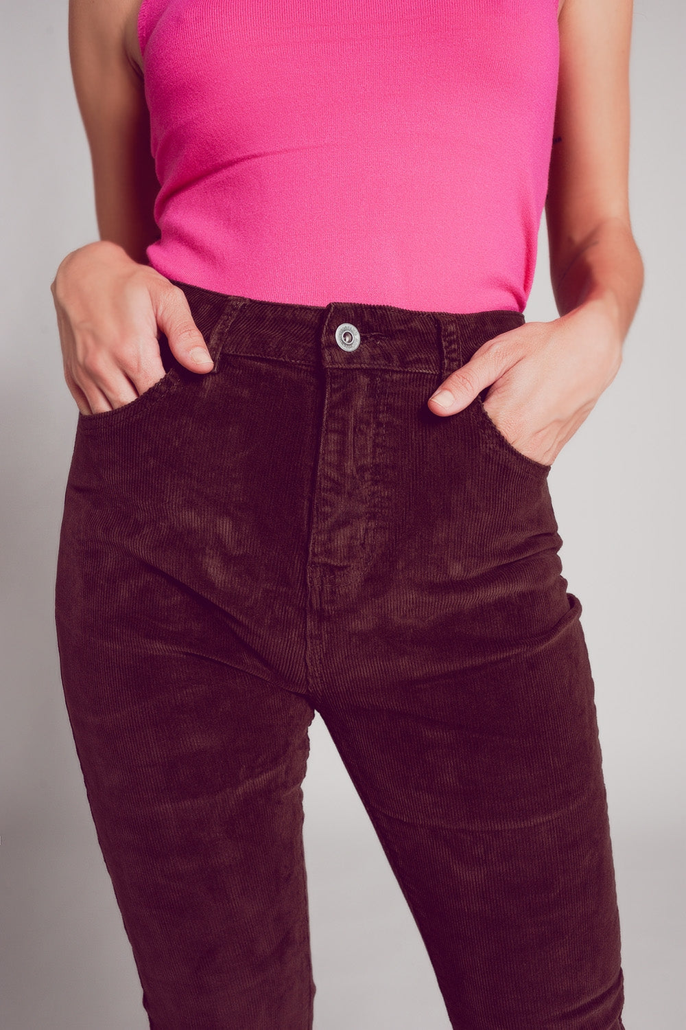 Pantalon marron chocolate corte pitillo de pana Q2