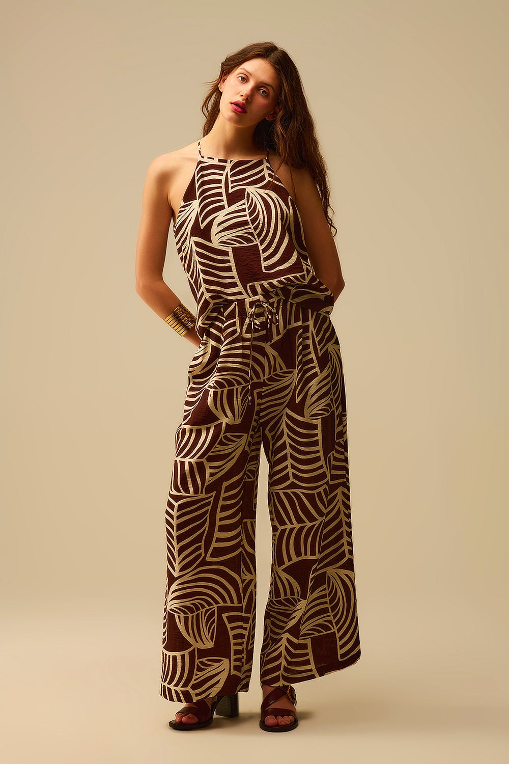 Pantalón marrón de pernera ancha con estampado de hojas blancas Q2
