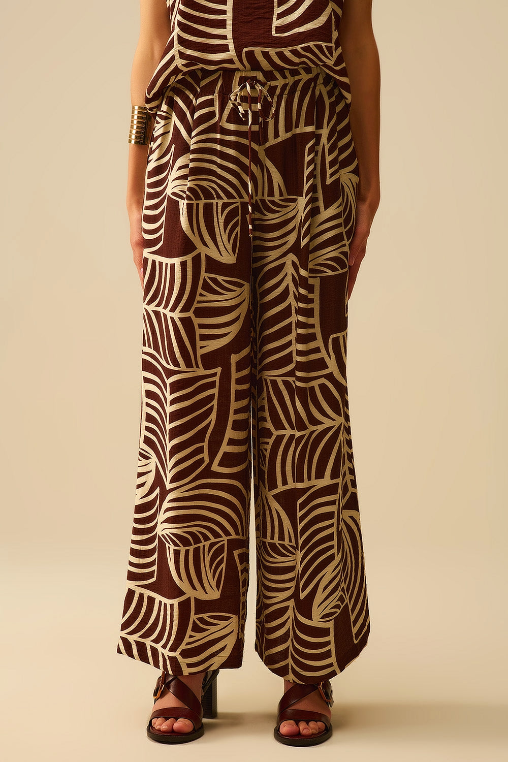 Q2 Pantalón marrón de pernera ancha con estampado de hojas blancas