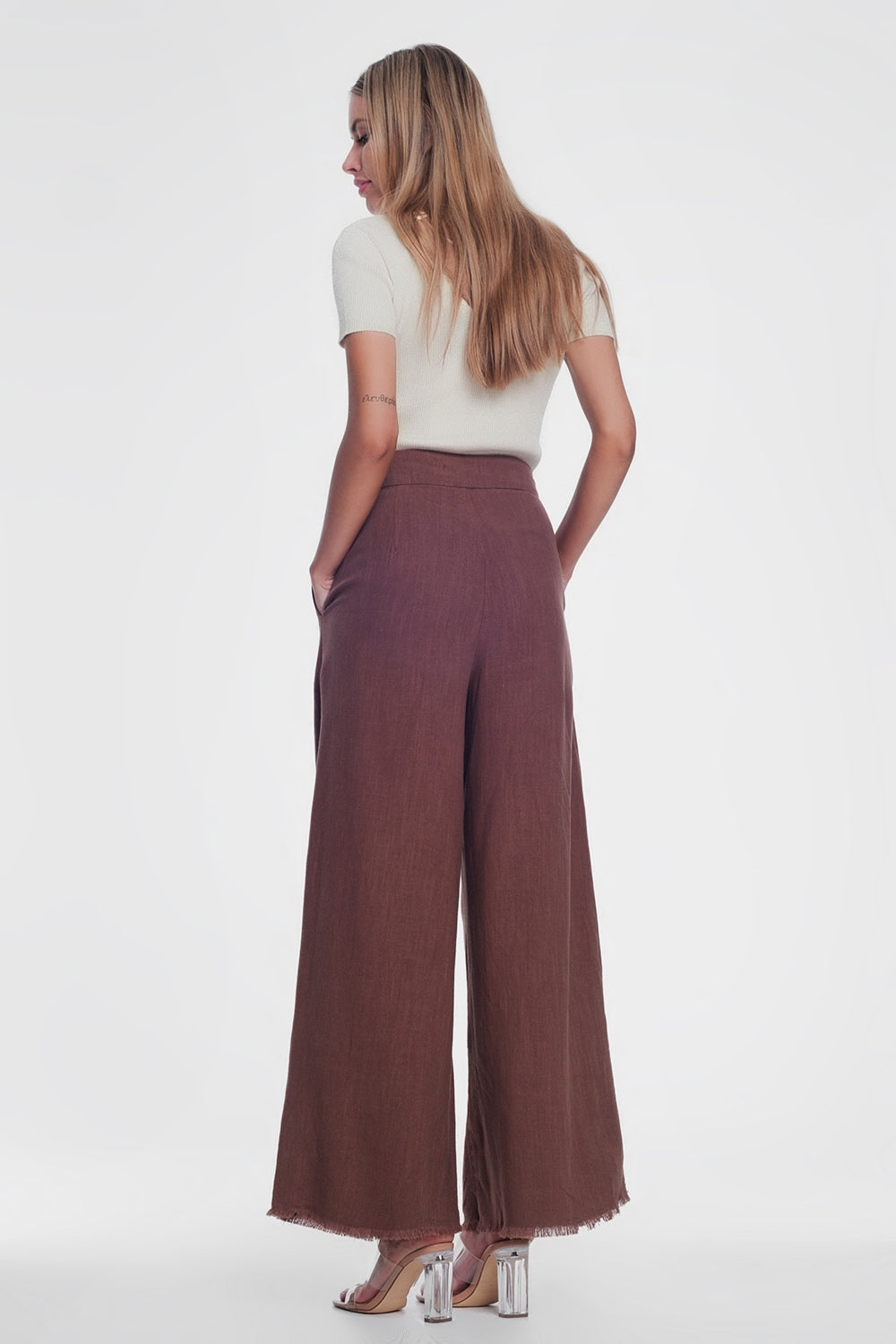 Pantalón marron de pernera ancha y talle alto con cinturón Q2