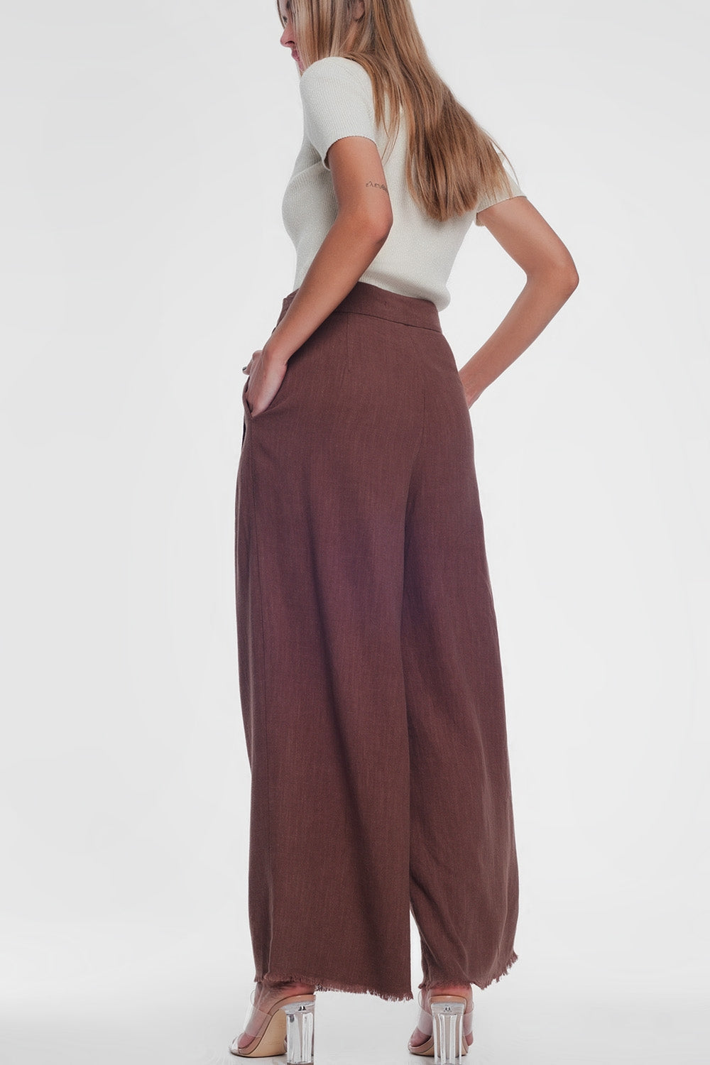 Pantalón marron de pernera ancha y talle alto con cinturón Q2
