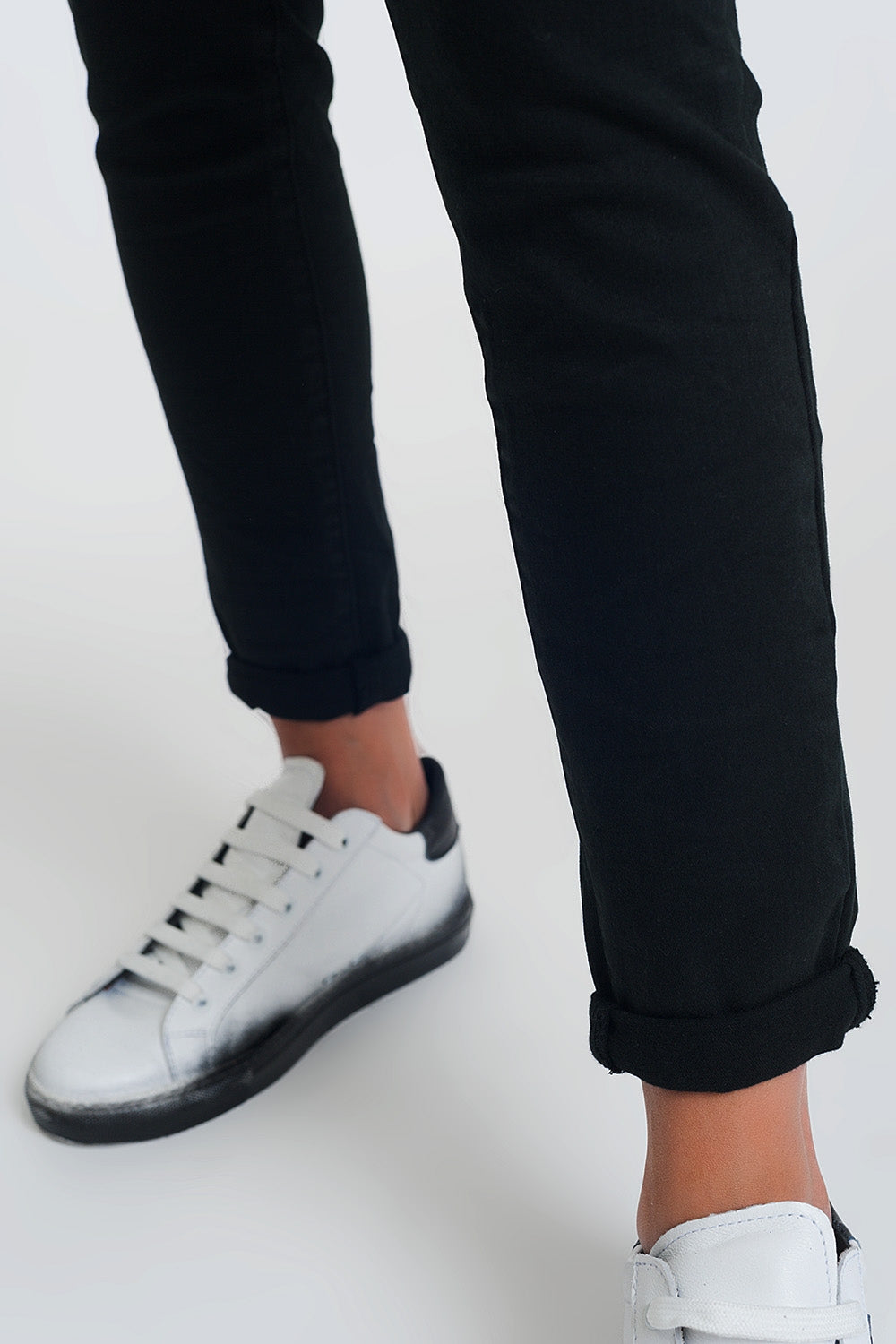 Pantalon negro boyfriend con detalles en bolsillo de lentejuelas Q2