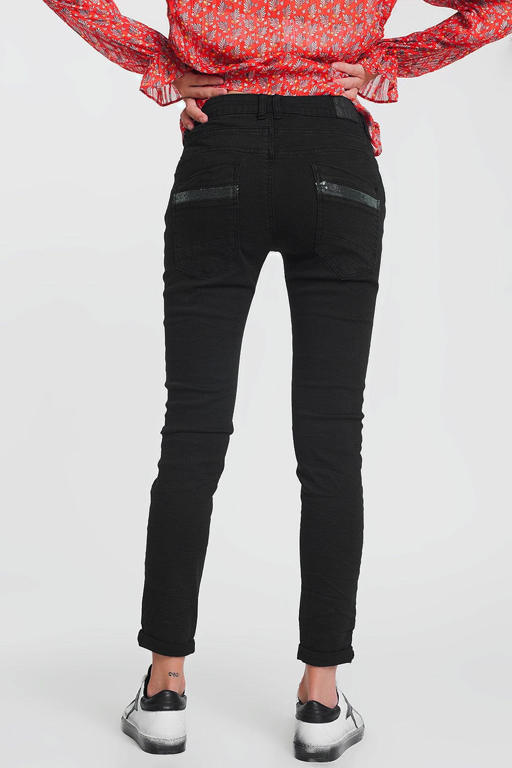 Pantalon negro boyfriend con detalles en bolsillo de lentejuelas Q2