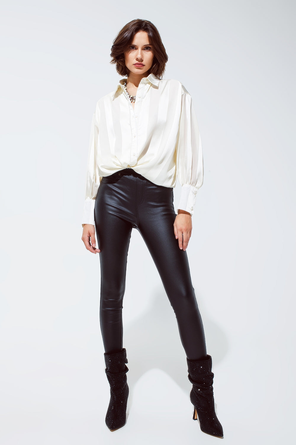 Pantalón negro brillante con banda elástica Q2