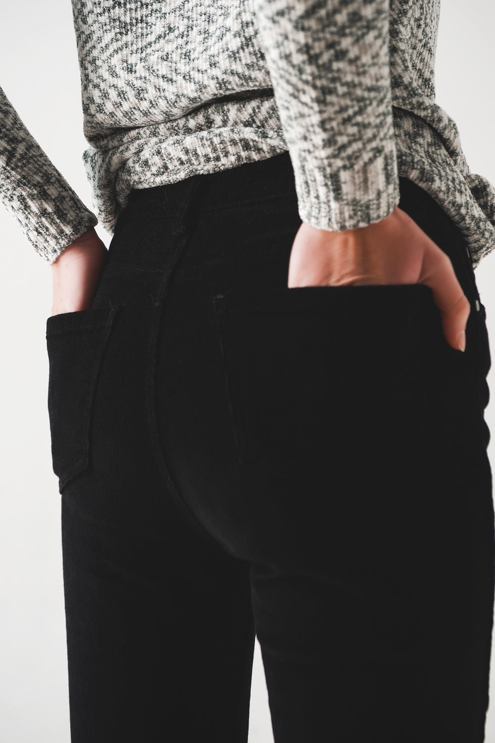 Pantalon negro corte pitillo de pana Q2