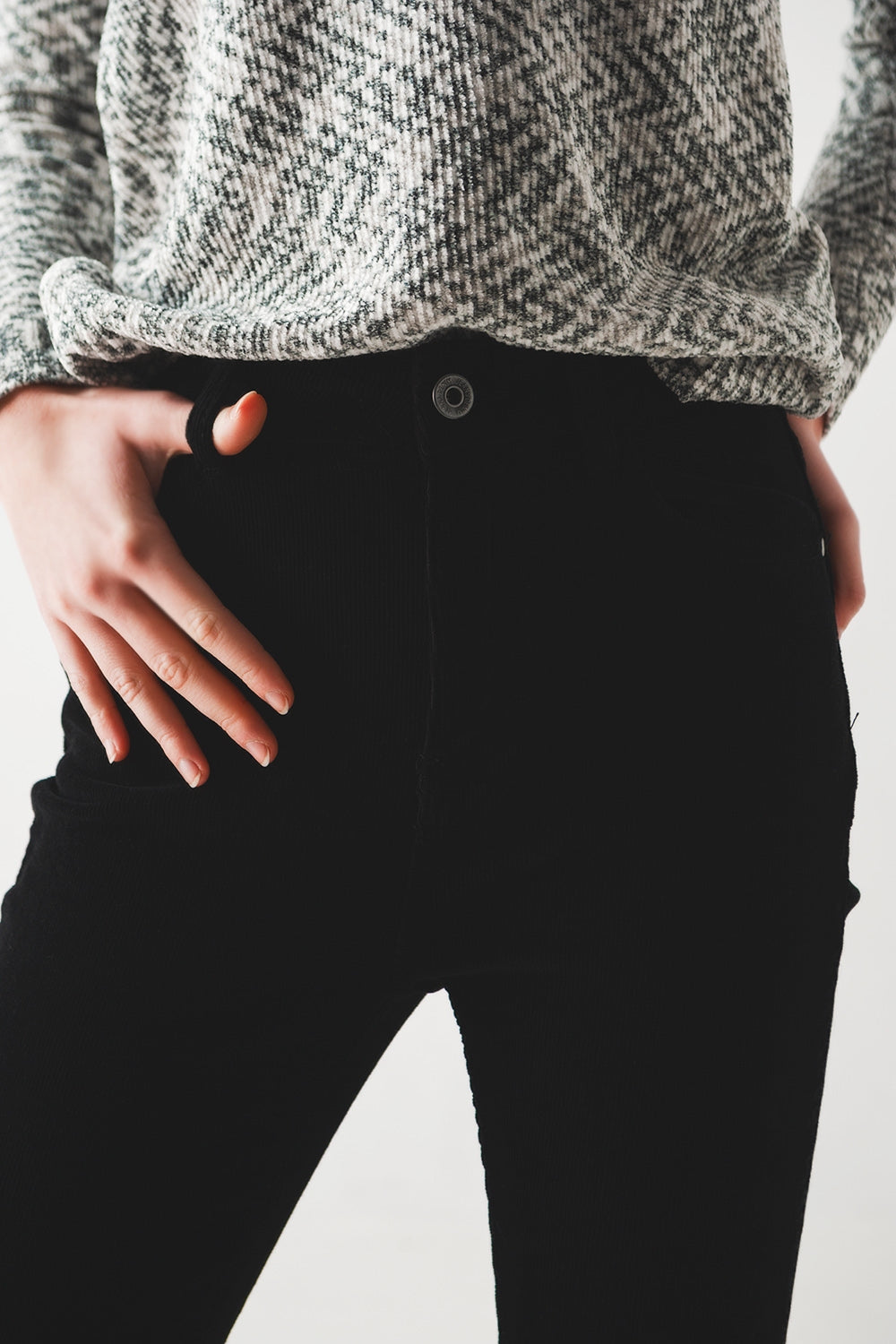 Pantalon negro corte pitillo de pana Q2