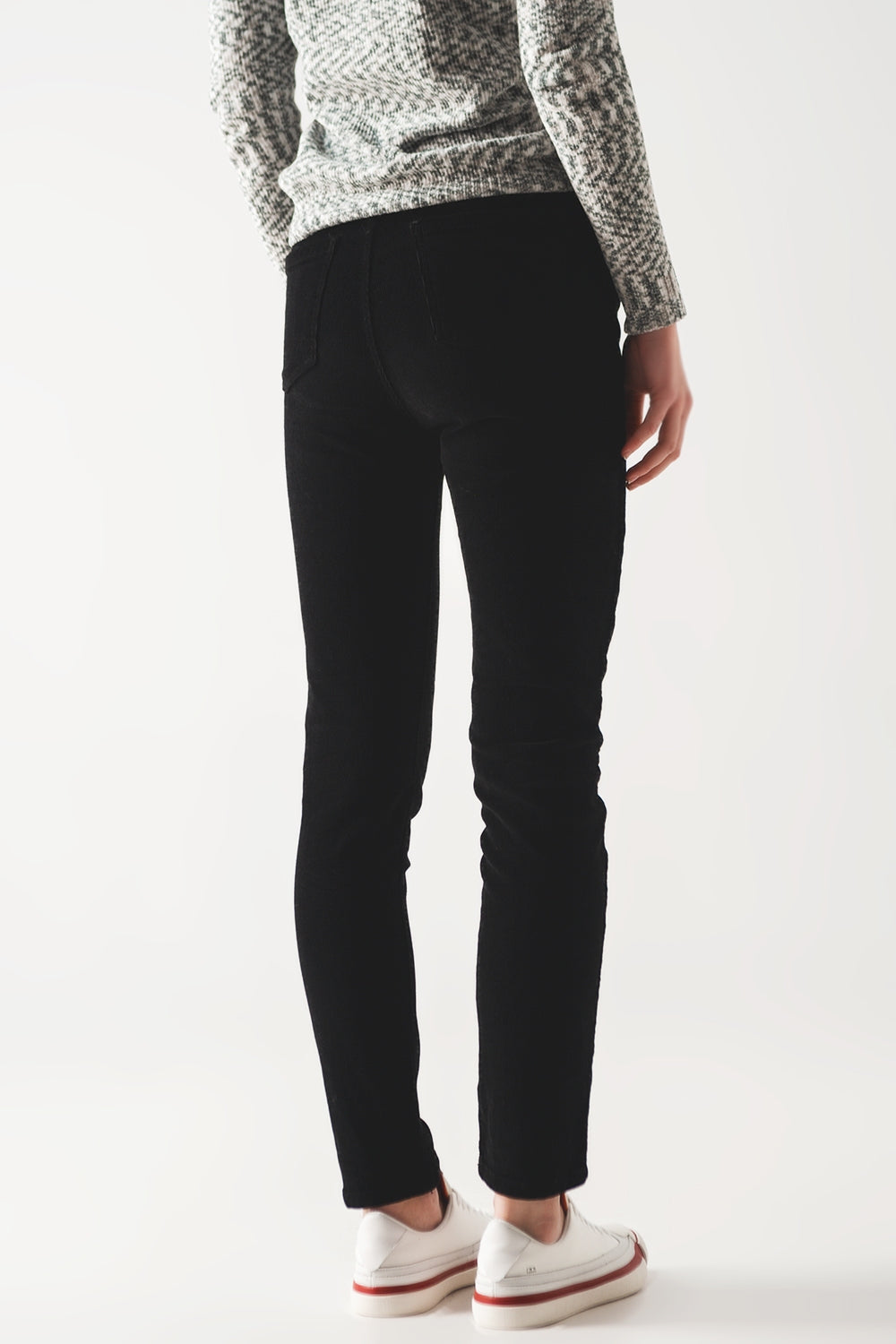 Pantalon negro corte pitillo de pana Q2