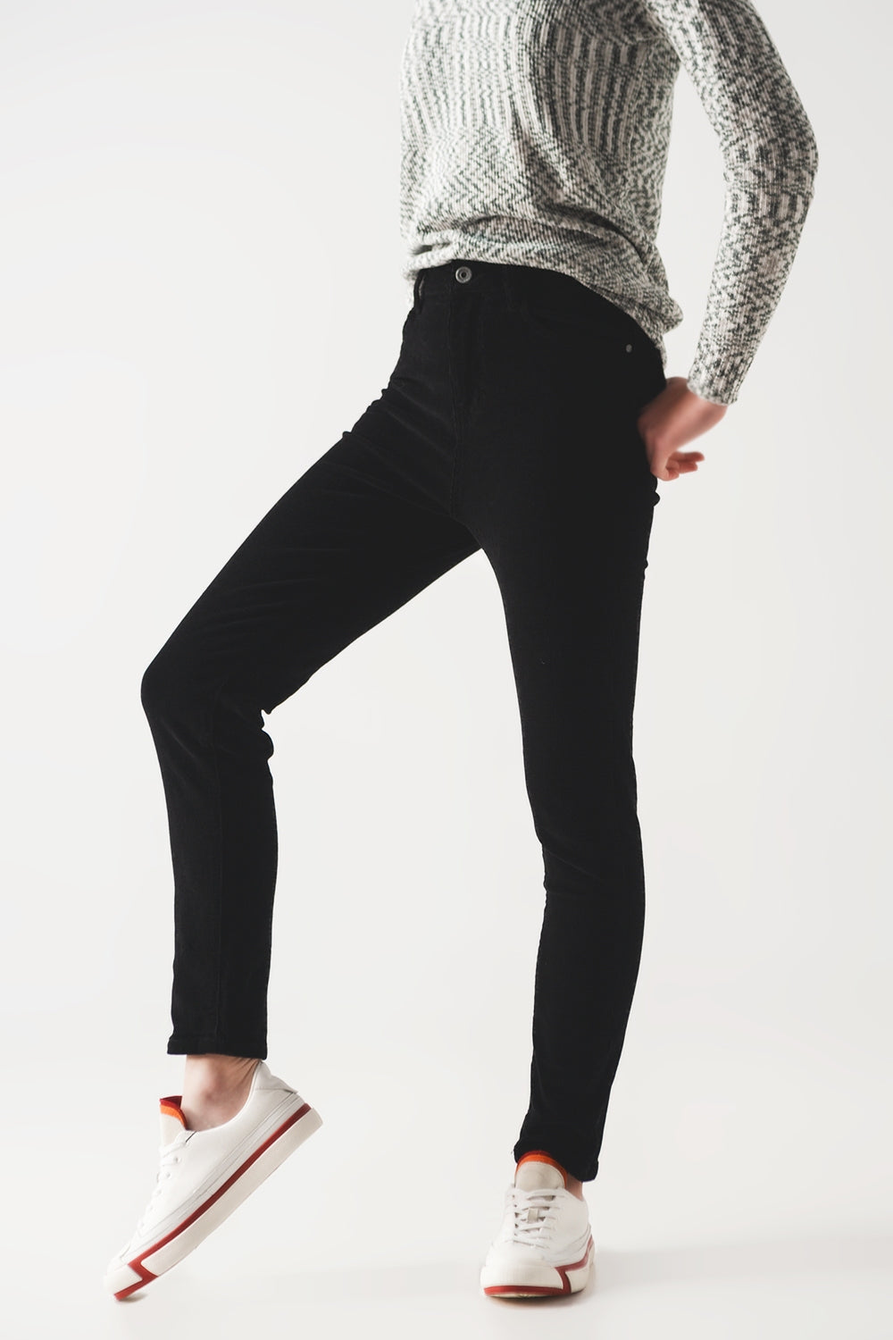 Q2 Pantalon negro corte pitillo de pana