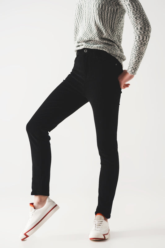 Q2 Pantalon negro corte pitillo de pana
