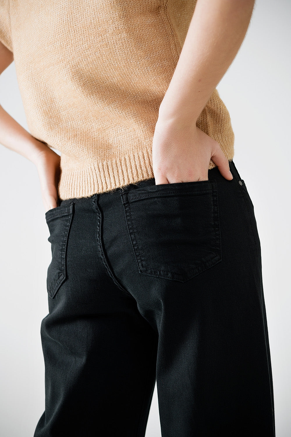 Pantalón negro de pata ancha con estampado de leopardo en el bajo Q2