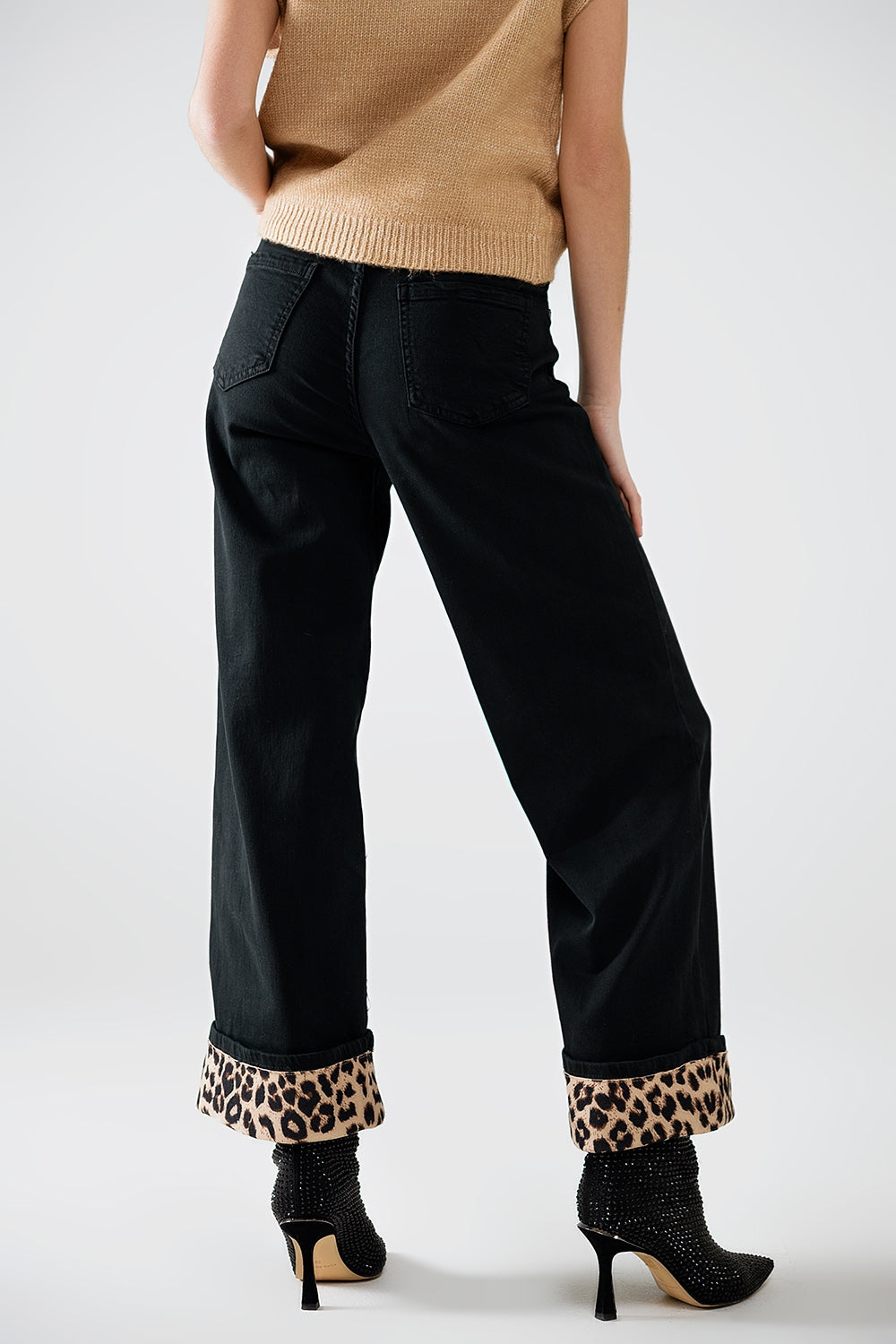 Pantalón negro de pata ancha con estampado de leopardo en el bajo Q2