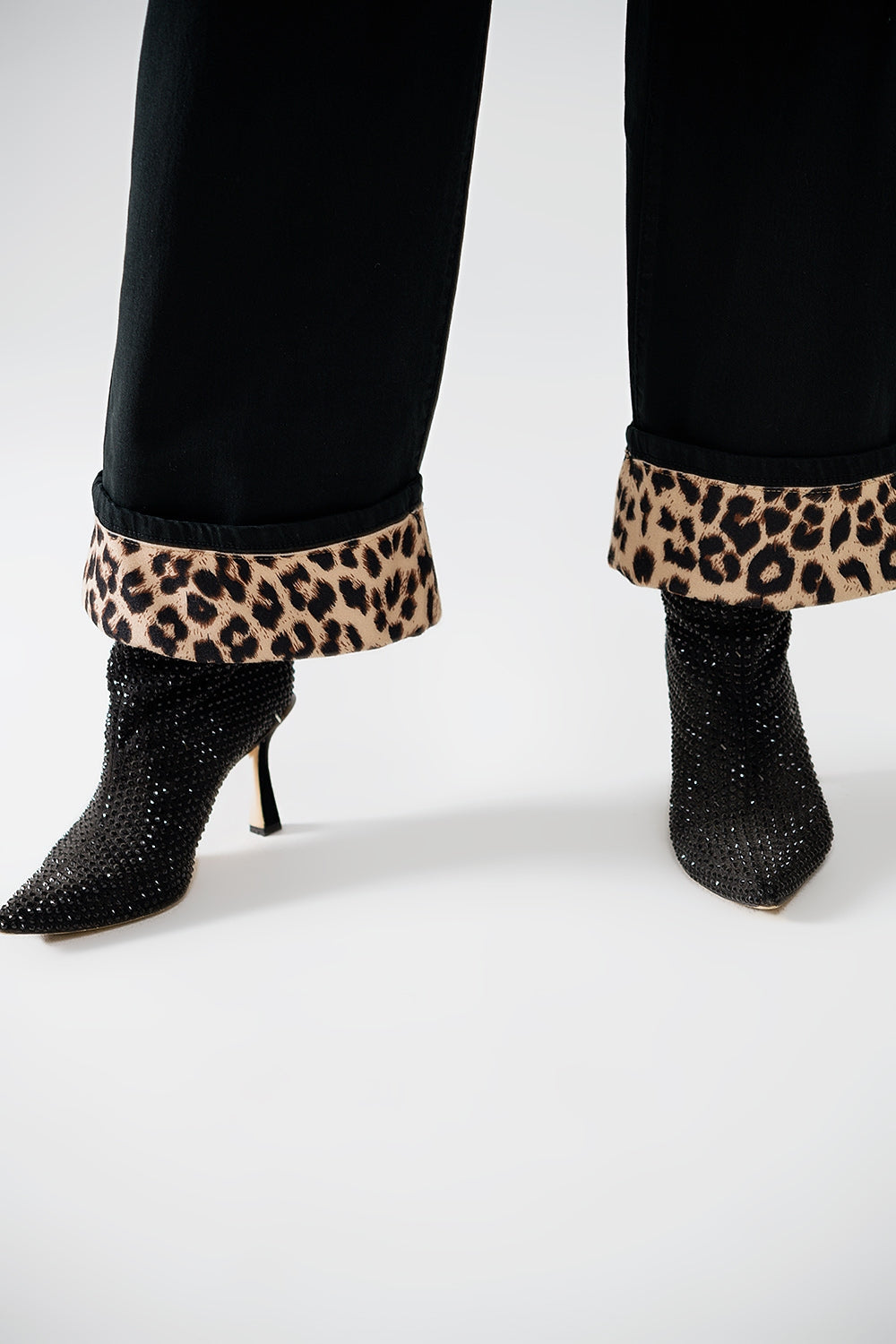 Pantalón negro de pata ancha con estampado de leopardo en el bajo Q2