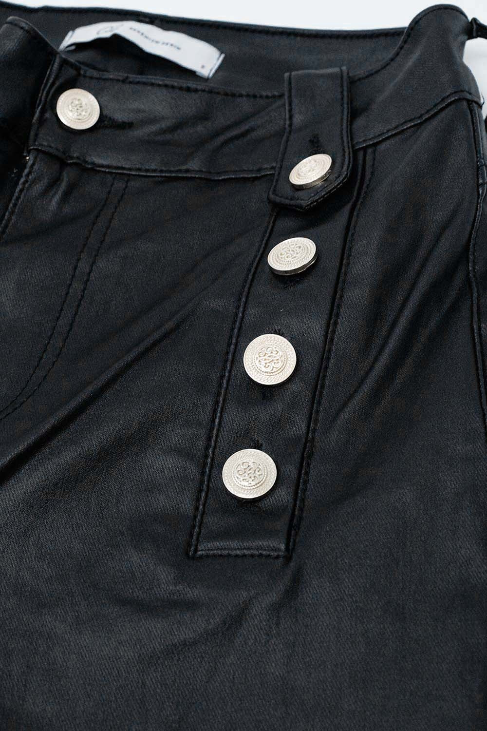 Pantalón negro de piel sintética con botones Q2