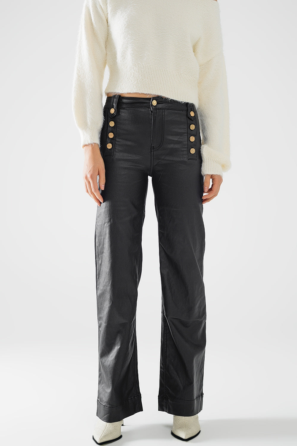 Q2 Pantalón negro de piel sintética con botones