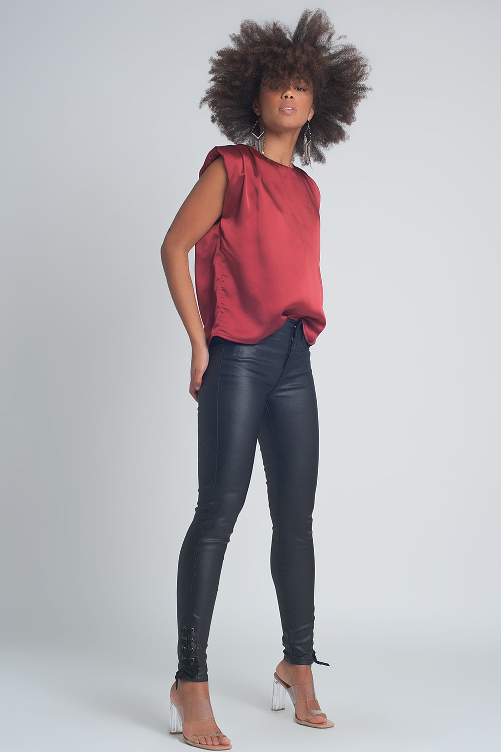 Pantalon negro efecto cuero con bajo acordonado Q2