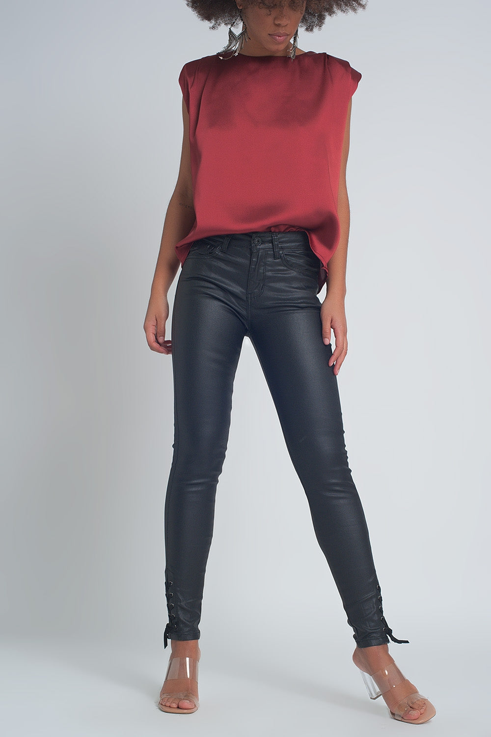 Pantalon negro efecto cuero con bajo acordonado Q2