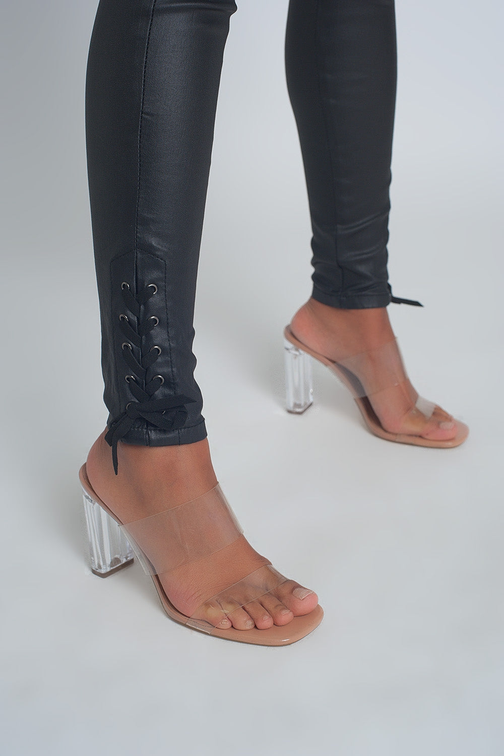 Pantalon negro efecto cuero con bajo acordonado Q2