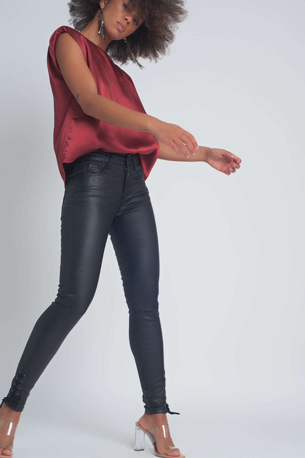 Pantalon negro efecto cuero con bajo acordonado Q2
