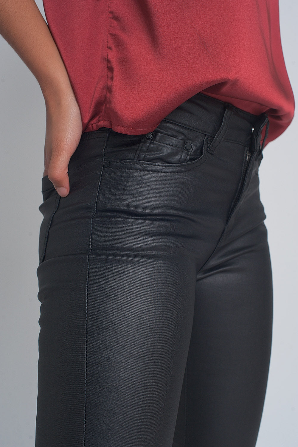 Pantalon negro efecto cuero con bajo acordonado Q2