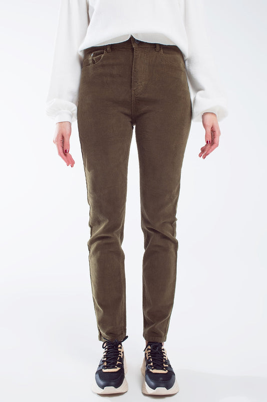 Q2 Pantalón pitillo de pana en verde oliva