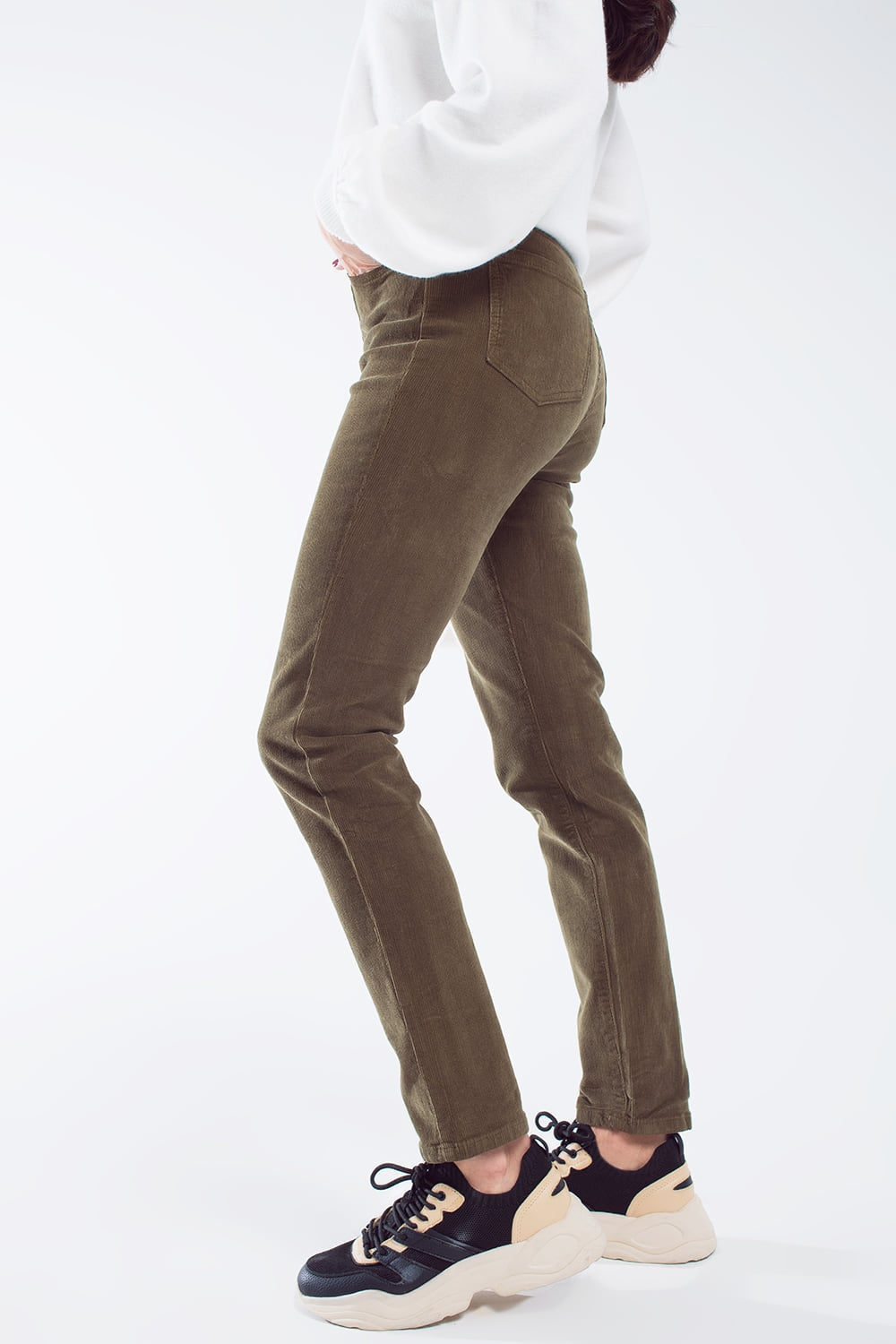 Pantalón pitillo de pana en verde oliva Q2