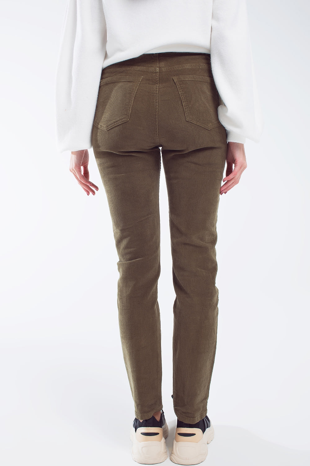 Pantalón pitillo de pana en verde oliva Q2