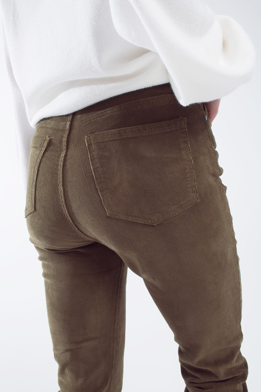 Pantalón pitillo de pana en verde oliva Q2