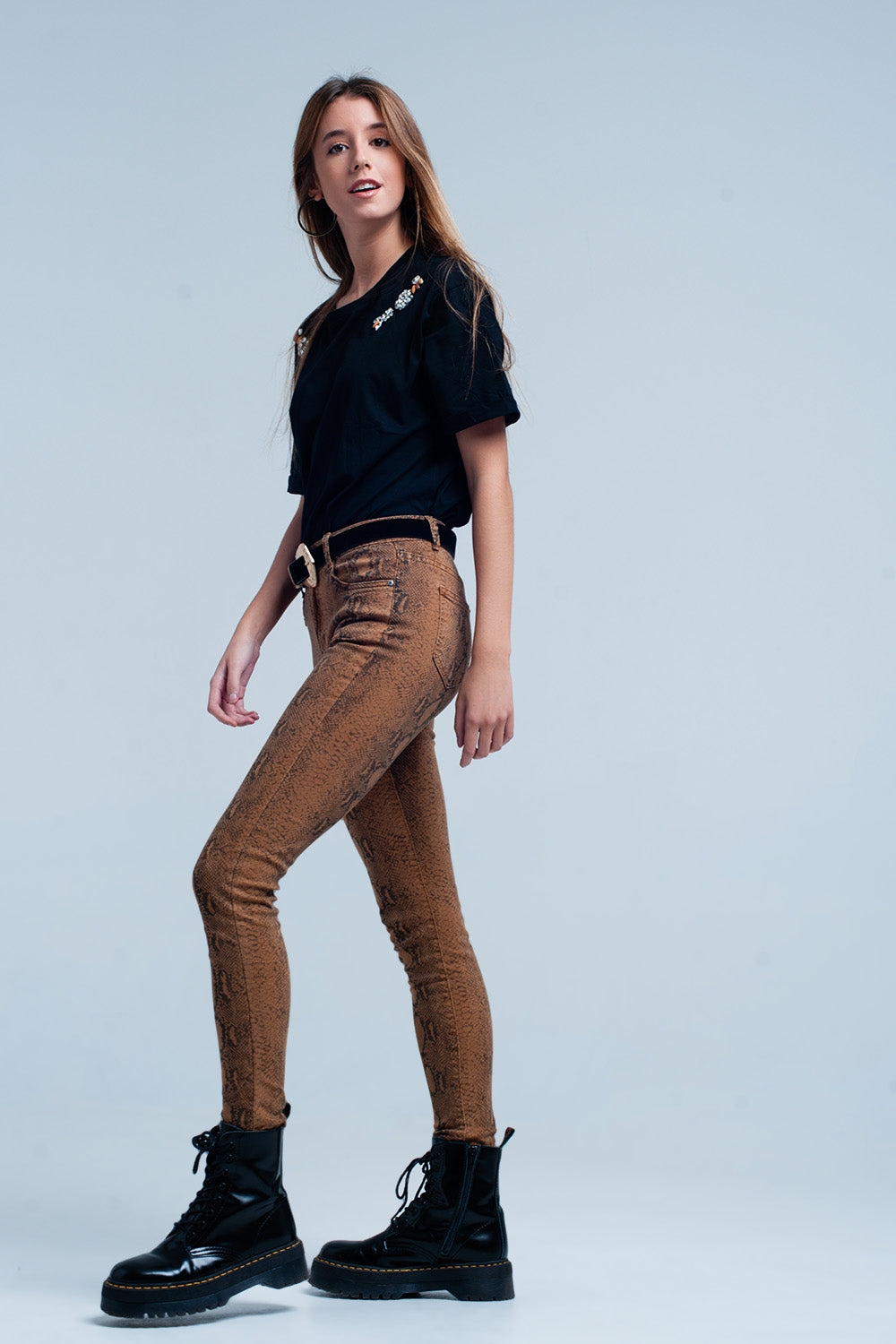 Pantalon pitillo naranja con estampado de serpiente Q2