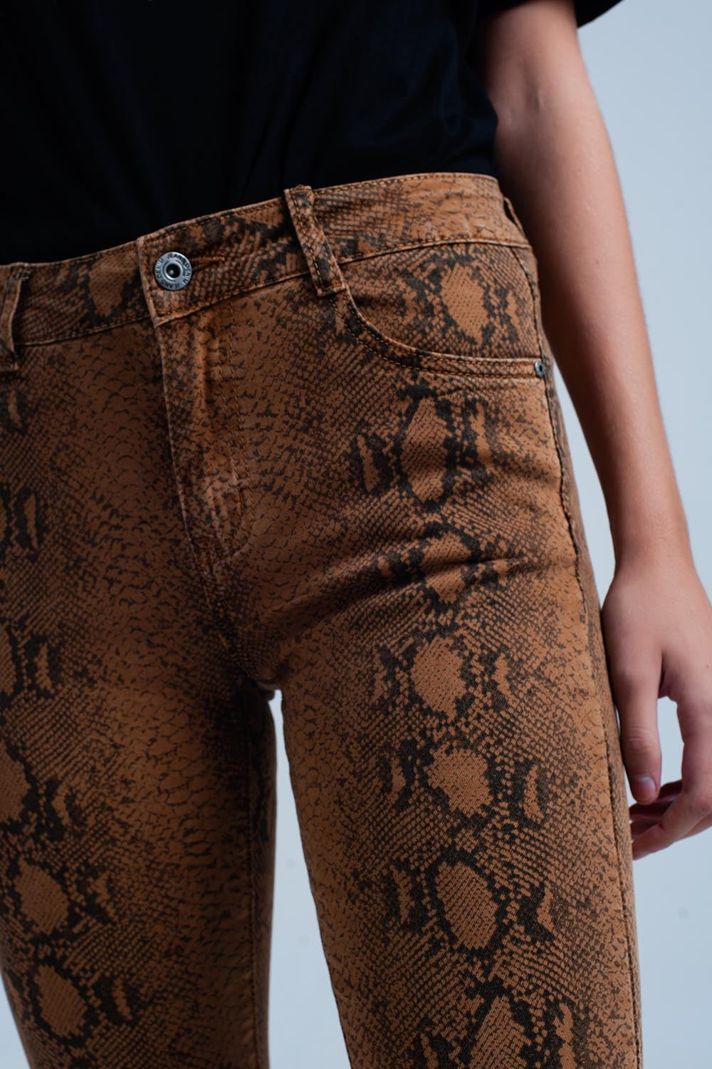 Pantalon pitillo naranja con estampado de serpiente Q2