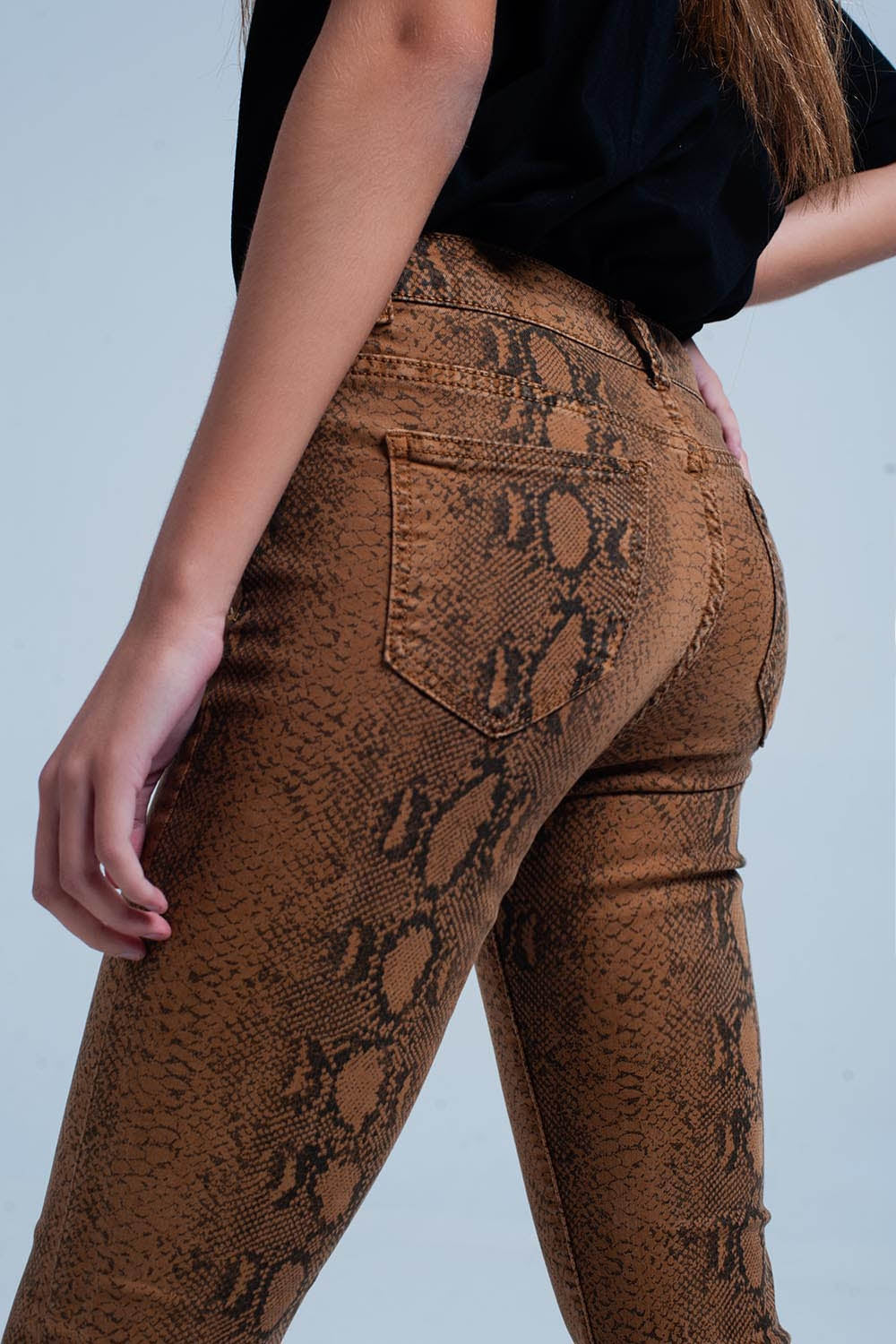 Pantalon pitillo naranja con estampado de serpiente Q2