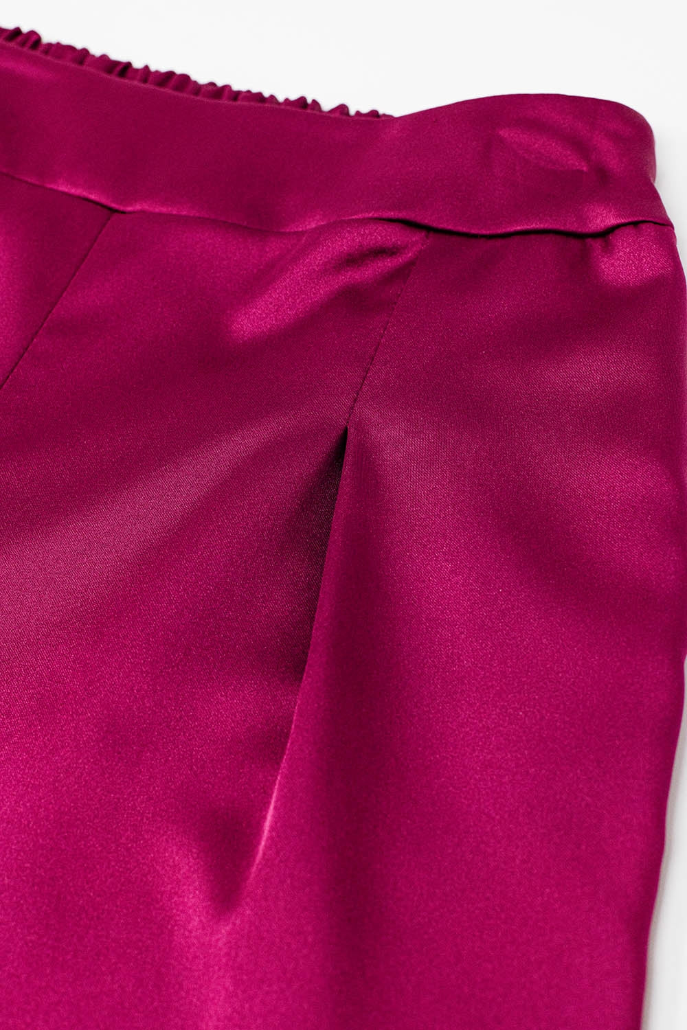 Pantalón pitillo satinado de cintura alta en color frambuesa Q2
