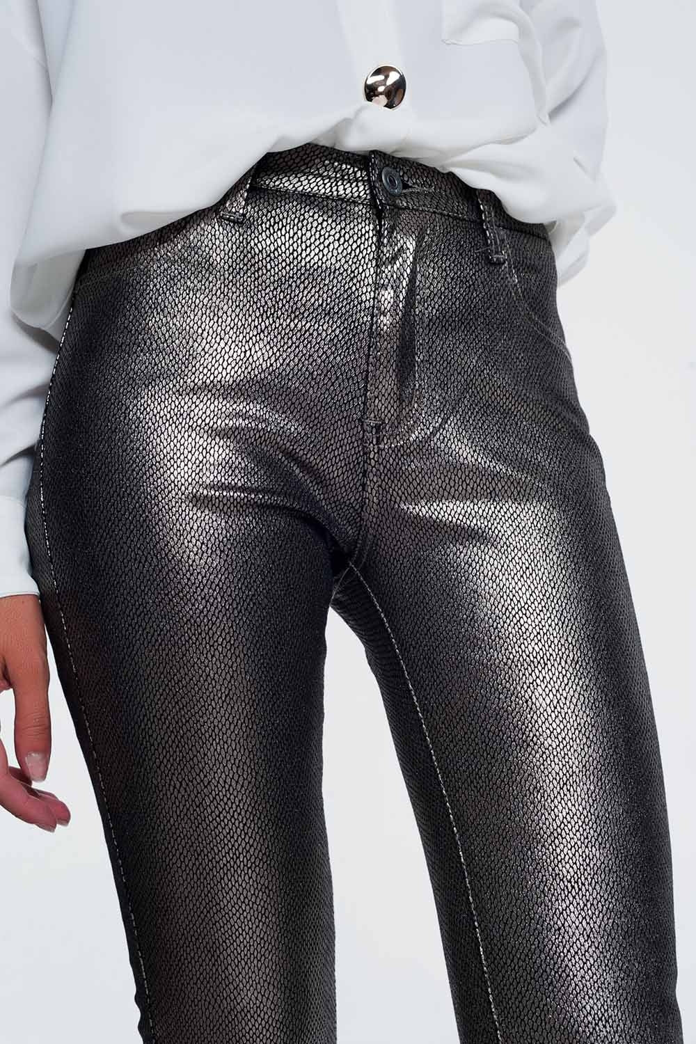 Pantalón plateado con estampado de serpiente Q2