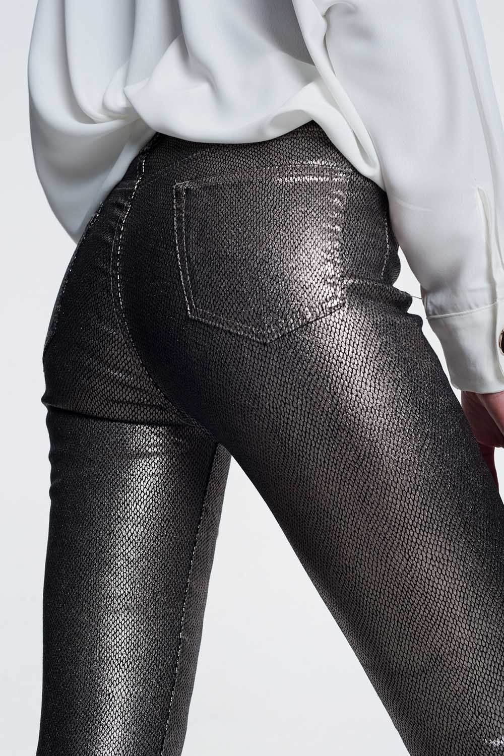 Pantalón plateado con estampado de serpiente Q2