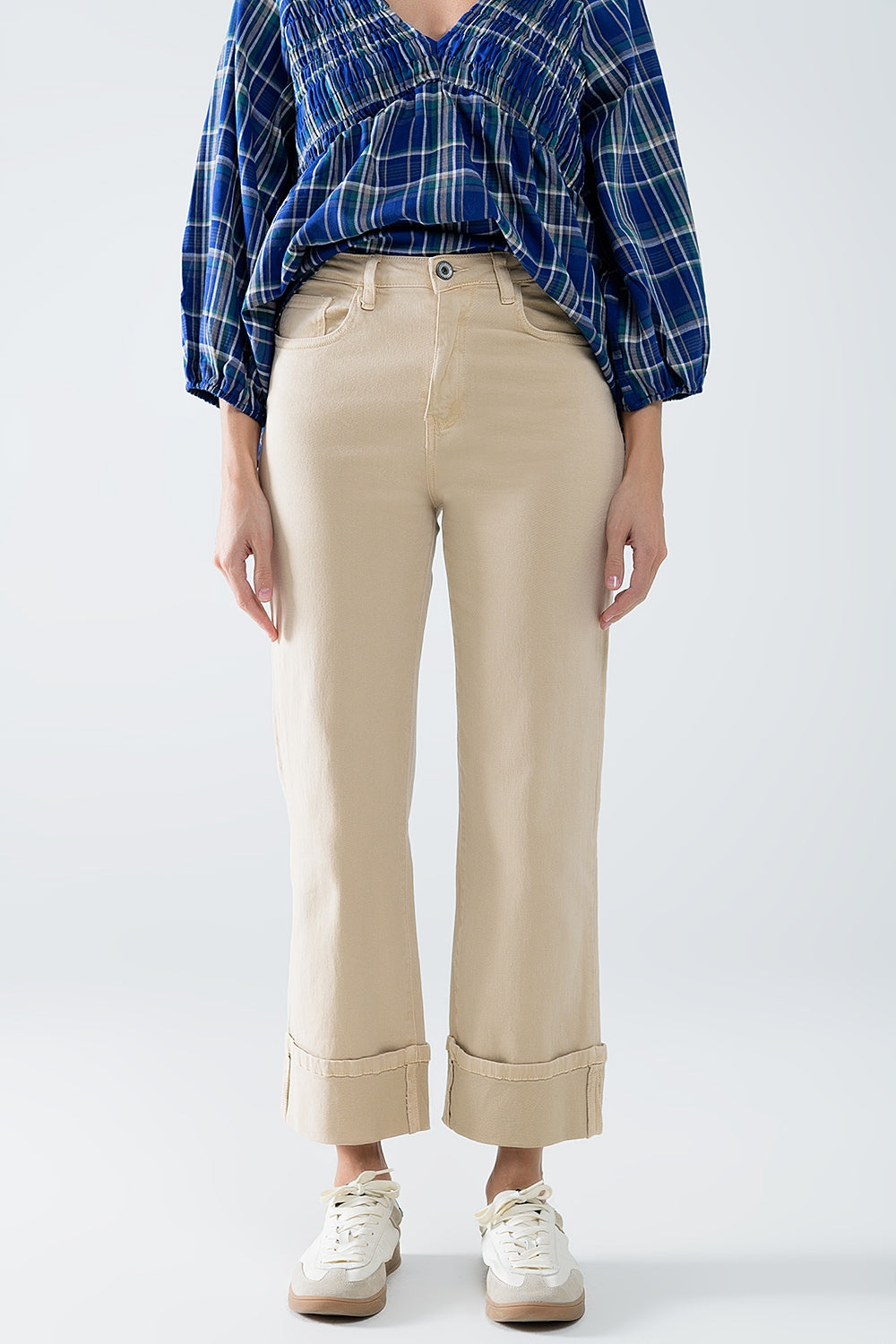 Q2 Pantalón recto con bajo recortado en beige oscuro