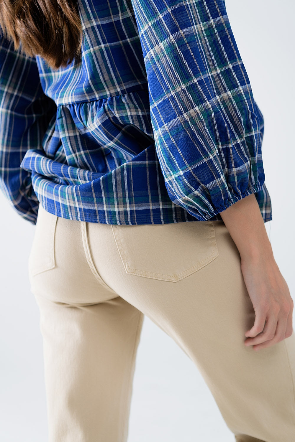Pantalón recto con bajo recortado en beige oscuro Q2