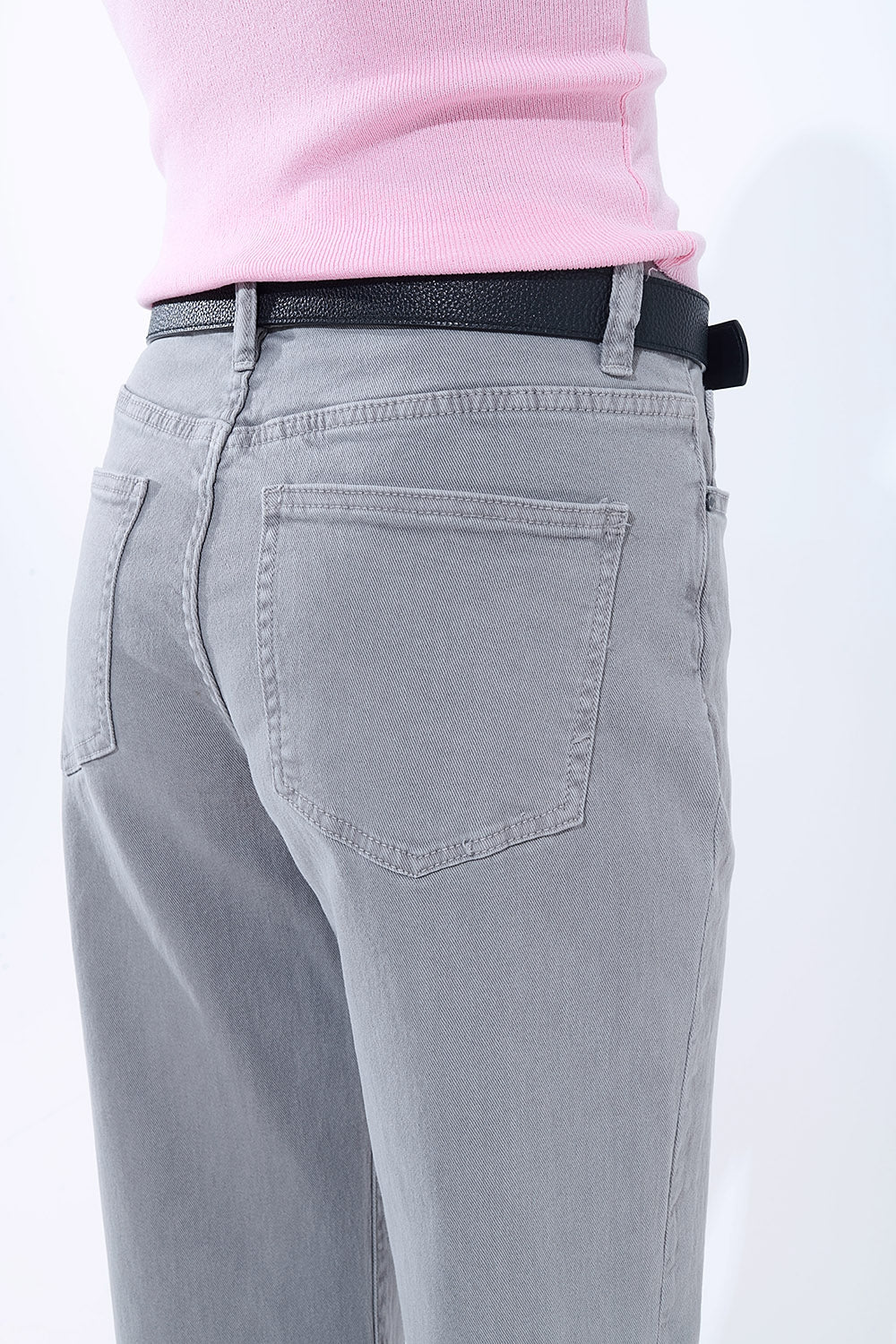 Pantalón recto con bajo recortado en gris Q2
