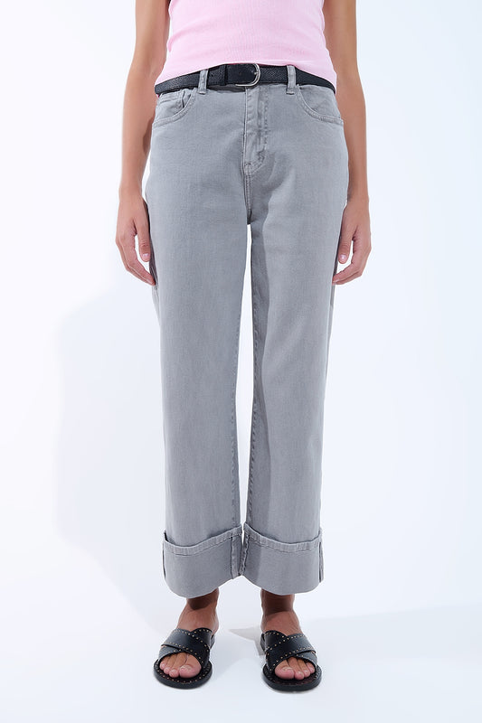 Q2 Pantalón recto con bajo recortado en gris