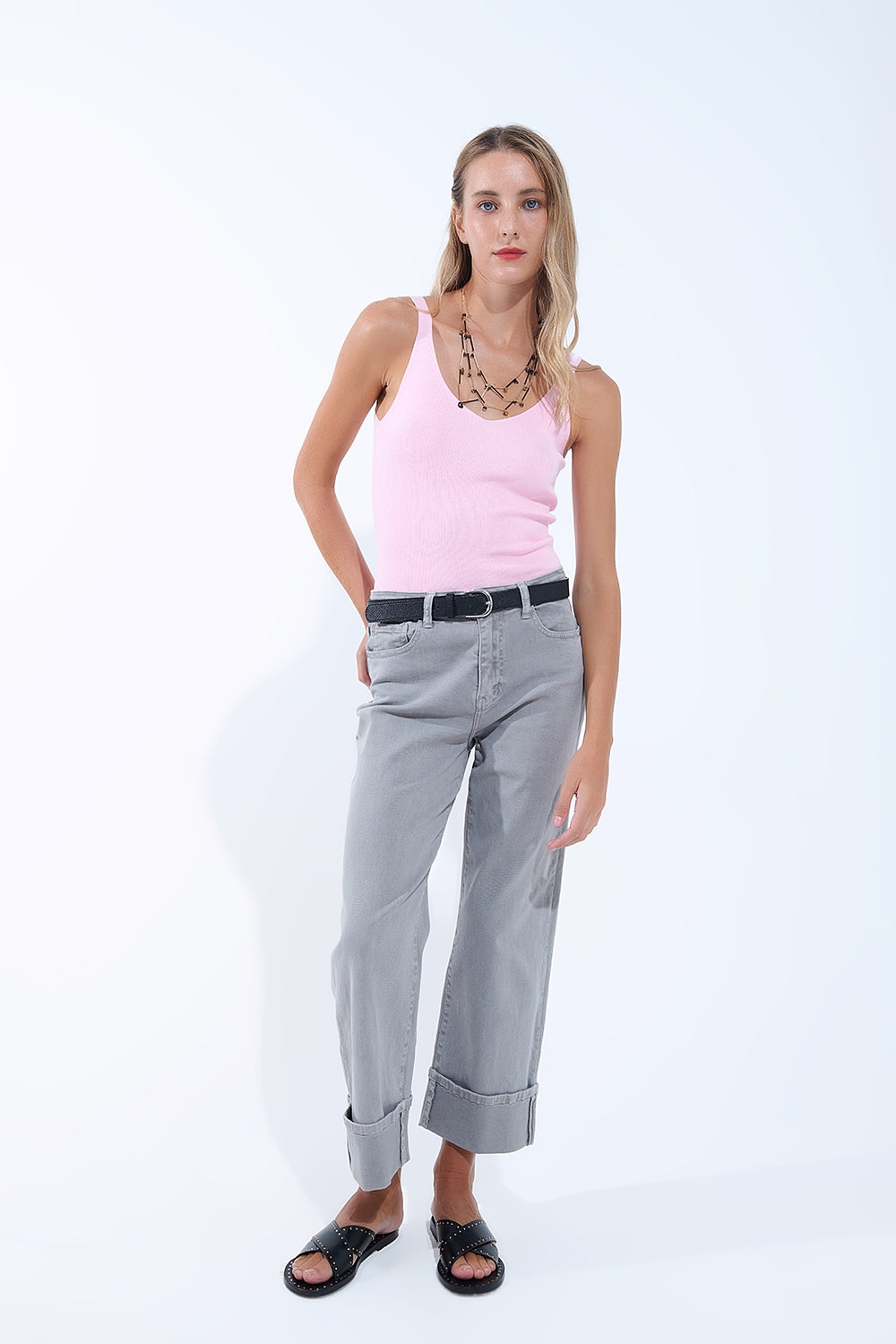Pantalón recto con bajo recortado en gris Q2