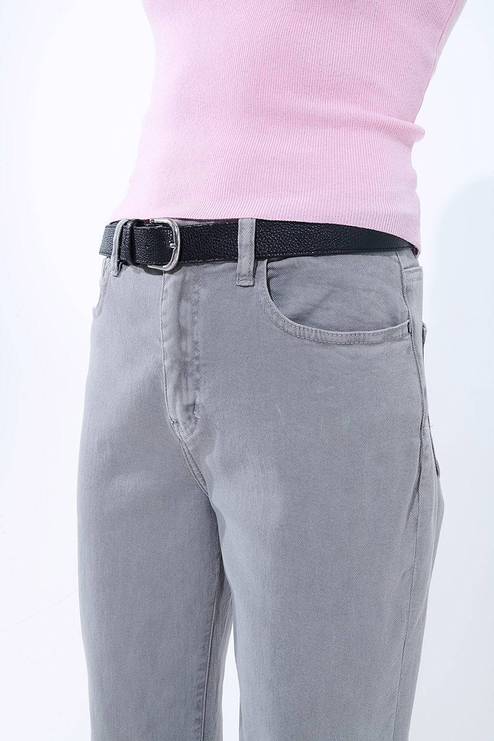 Pantalón recto con bajo recortado en gris Q2