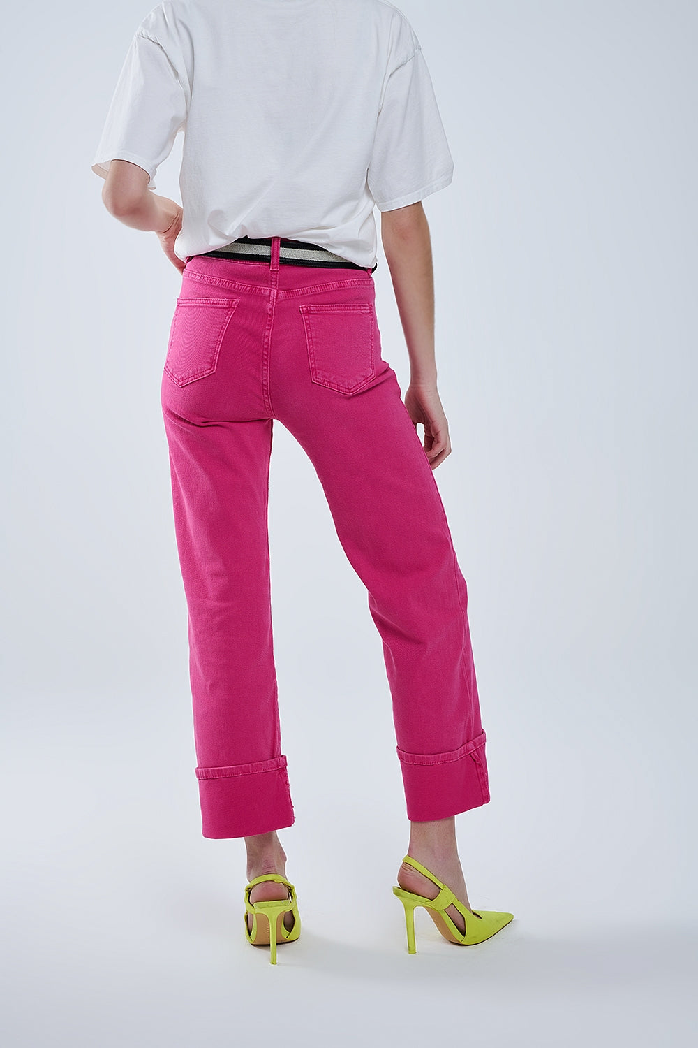 Pantalón recto con bajo recortado en magenta Q2