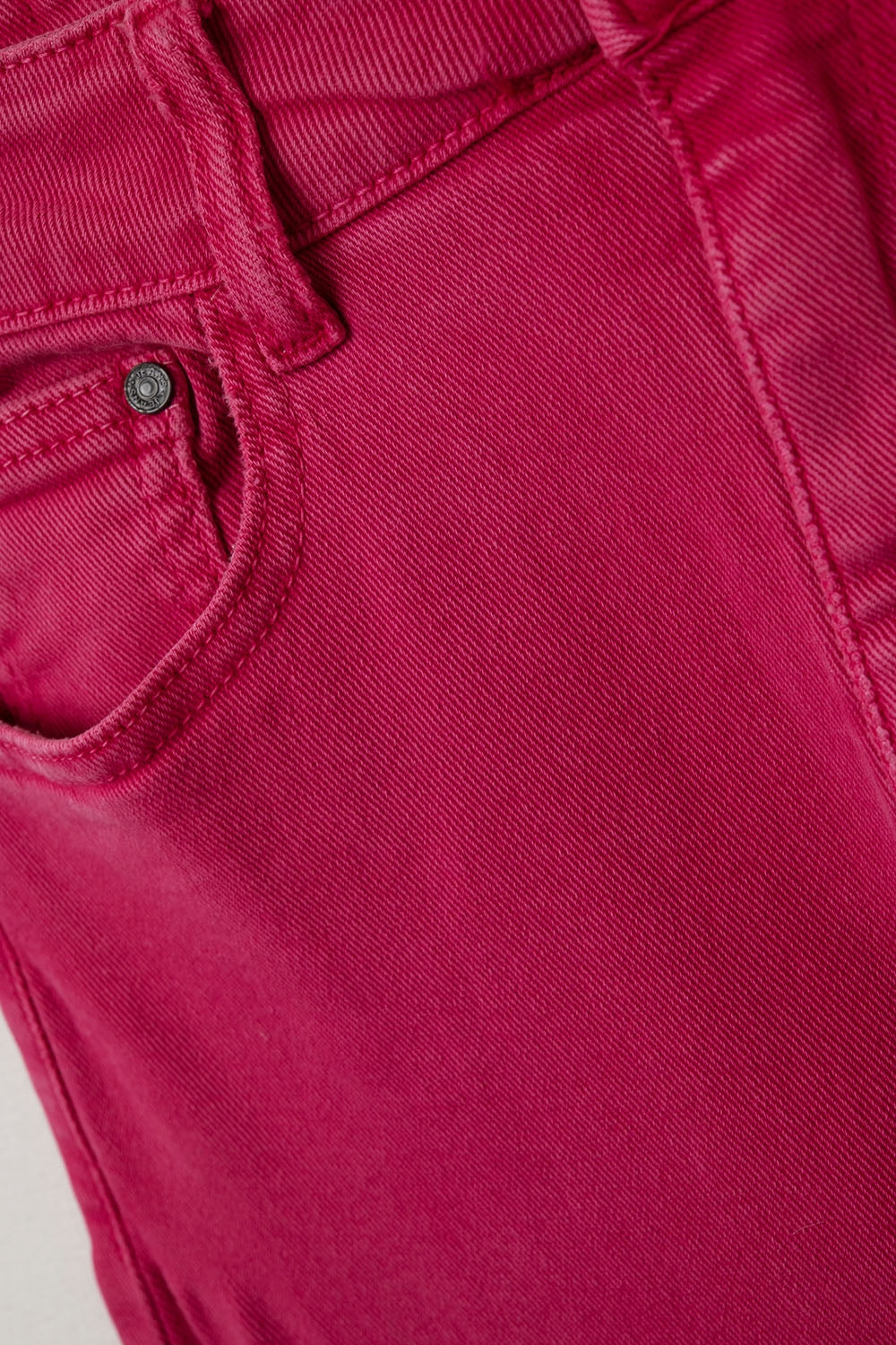 Pantalón recto con bajo recortado en magenta Q2